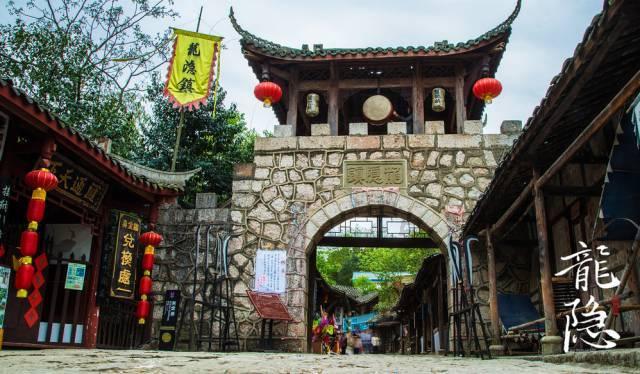 18岁脑瘫少年每天学习10小时希望梦圆大学，20多名小学生在互动中深受感动